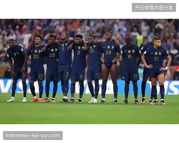德尚在近期比赛中倾向于使用能回撤接应的穆阿尼，法国队的进攻体系正从依赖中锋转向强调中前场的三角连接